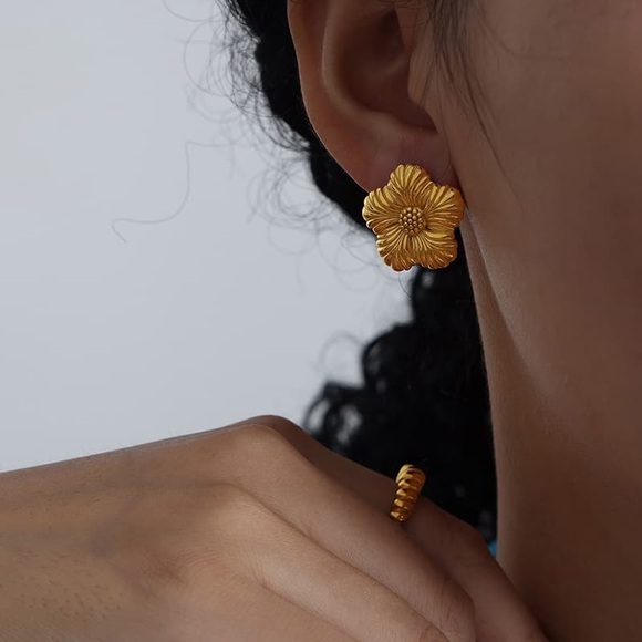 NEW💎18K Gold Flower Stud Earrings*Floral Earrings - Picture 1 of 5